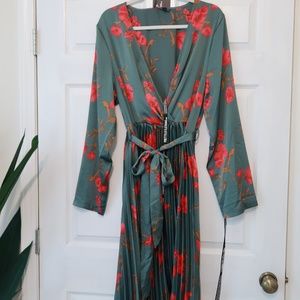 PRETTY LITTLE THING FLORAL DRESS
